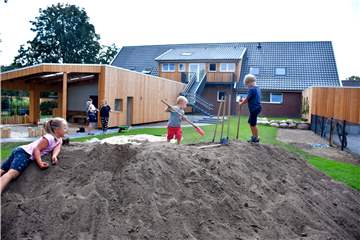 Der große Erdhaufen im Außenbereich des Bauernhofkindergartens ist ein Highlight für die Kinder. Der Hauptausschuss muss nun 14.000 Euro für Erstinvestitionen an den Träger freigeben.