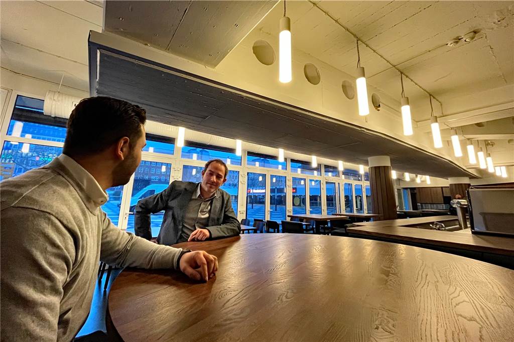 Neue Late-Night-Bar will toten Platz in Dortmunds City beleben Der große Rundtisch soll der Treffpunkt für Stammtische von Theater-Freunden werden - und bei Bedarf Platz machen für Lesungen und kleinere Konzerte.