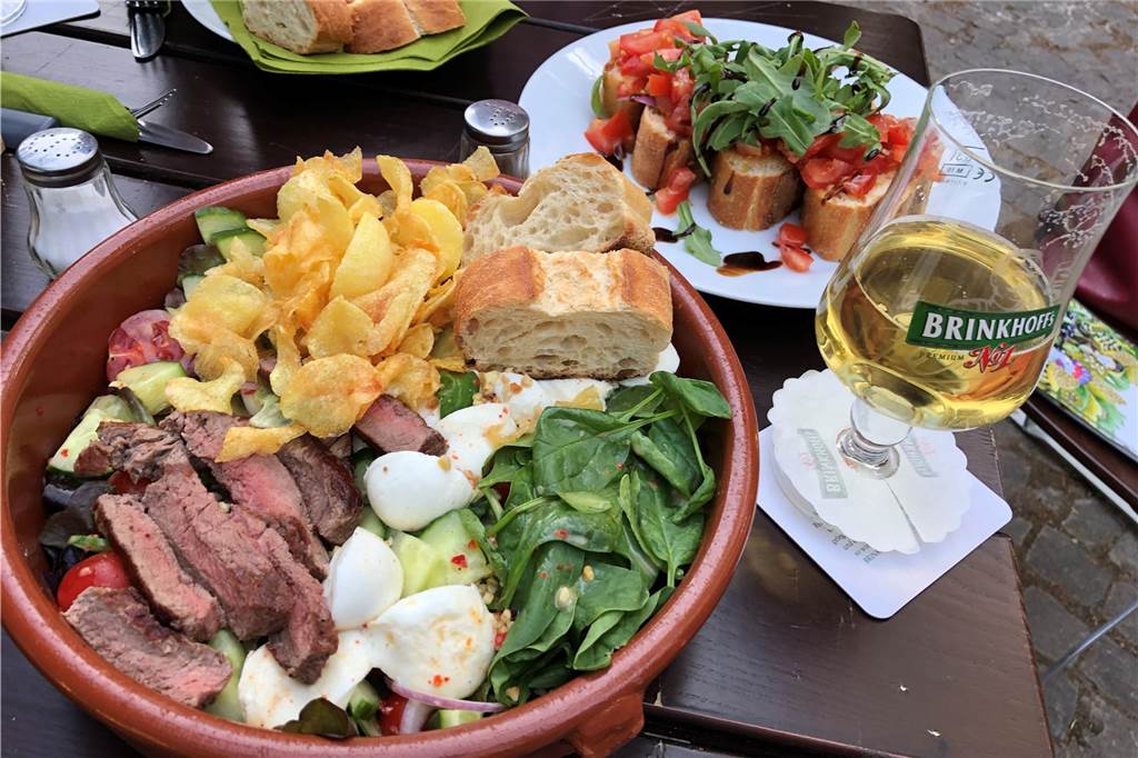 Das sind die schönsten Biergärten in Dortmund – Übersicht, Check und Karte Der große Salat im Grünen Salon wird mit Rinderfilet und Mozzarella serviert.