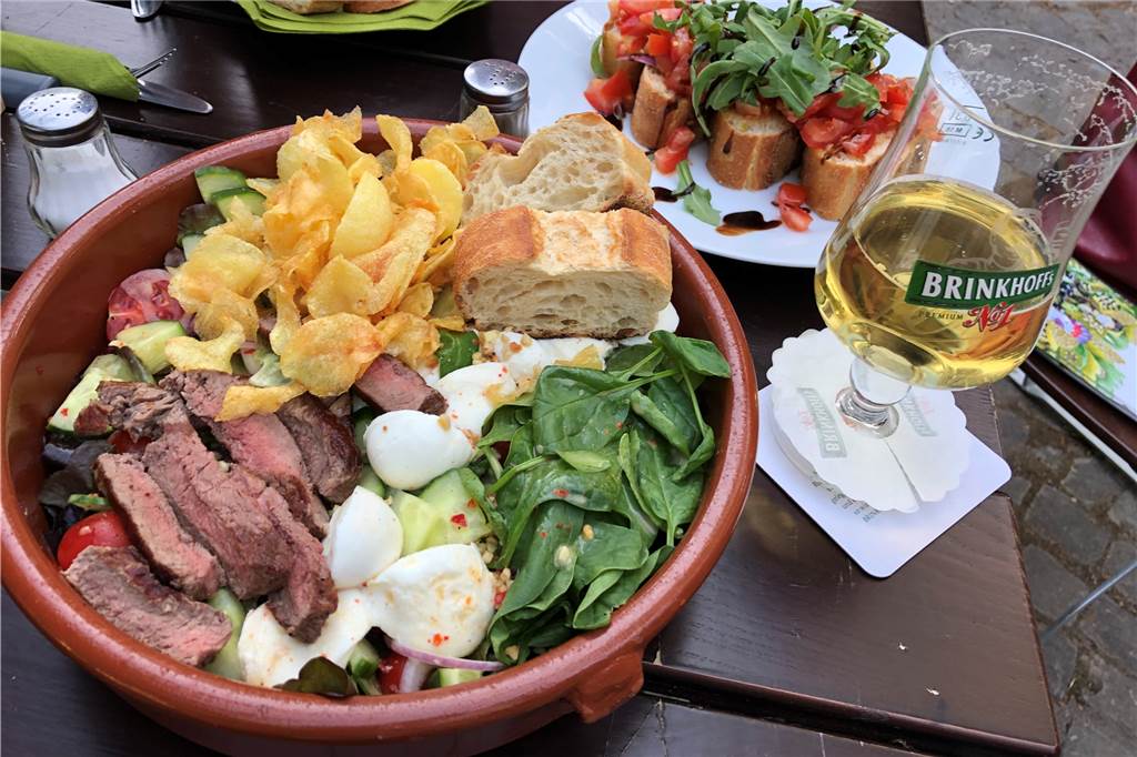 Dieser Biergarten bietet ausgefallene Sommer-Küche mitten im quirligen Leben Der große Salat unter anderem mit Rinderfiletstreifen und Mozzarella.