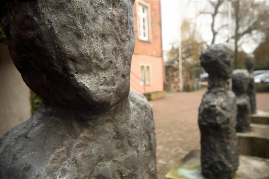 Rat stellt Weichen: Edeka und 100 Wohnungen auf dem Bierbaumgelände Skulpturen vor dem Vredener Rathaus