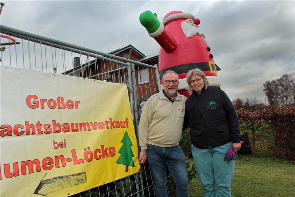Mit Video: Weihnachtsbaum-Verkauf in Werne schon in der 4. Generation Der große Weihnachtsmann weist den Weg zum Baum-Verkauf von Andreas und Katja Löcke in Werne-Horst.