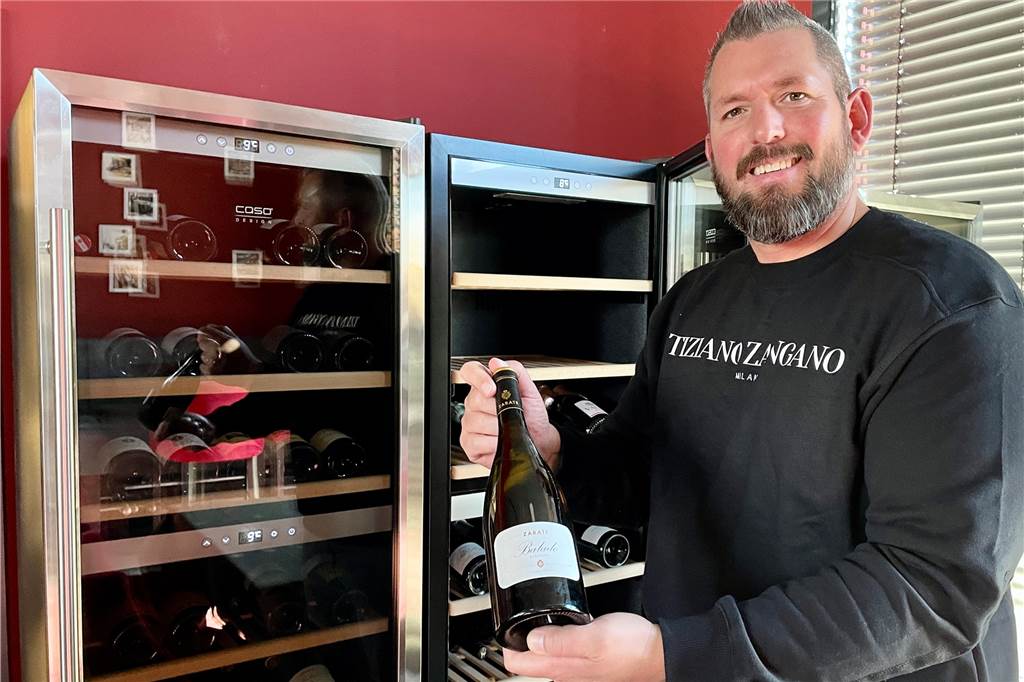 Der große Weinschrank ist Thorben Zitts liebste Neuerrungenschaft in der Bar.