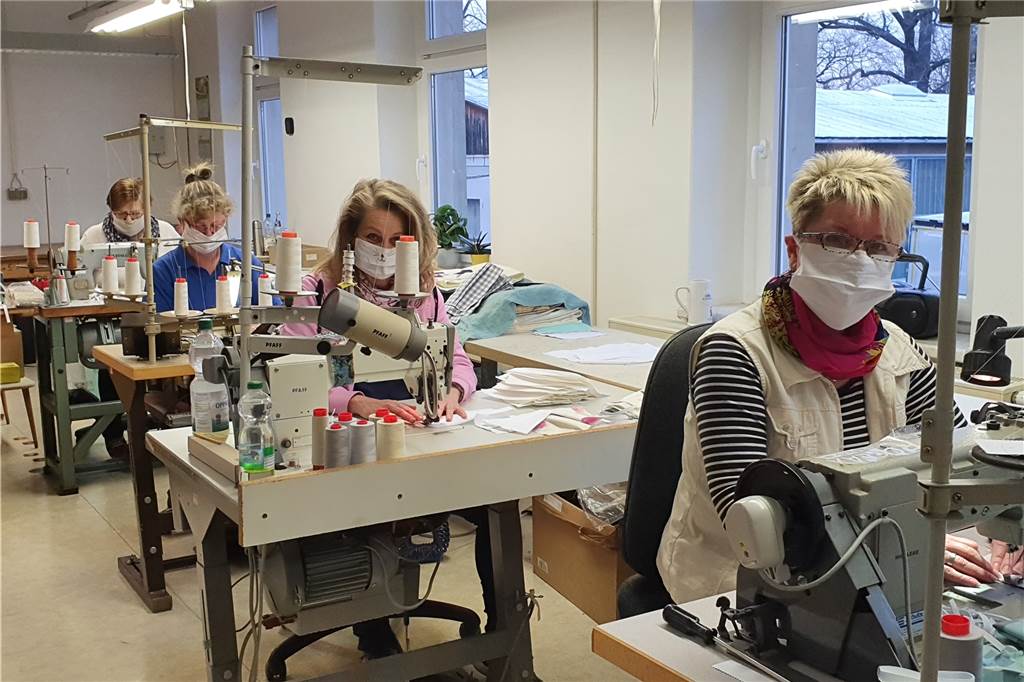 4000 Mundschutz-Masken: Firmenchef aus Sachsen hilft der alten Heimat Der Großteil der Damino-Belegschaft in Größschonau ist in Kurzarbeit. Mit 17 Beschäftigten wird die Mundschutz-Produktion gestemmt.