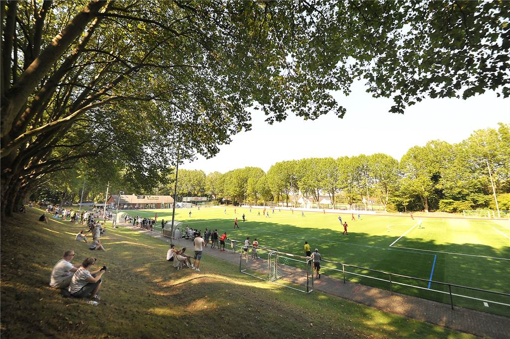 Wanne 11 schießt die Tore, aber Wacker Obercastrop zieht ins Kreispokal-Endspiel ein Der Großteil des Sportplatzes lag während des Kreispokal-Halbfinals direkt in der Sonne. 200 Zuschauer säumten den Platz.