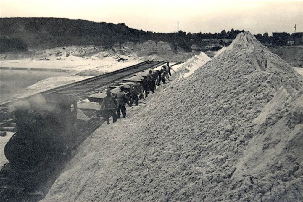 Auf Halterner Sand gebaut: Quarzwerke wachsen beständig Der Grubenbetrieb Haltern in den 1930er-Jahren: Der vom Bagger aufgeworfene Sand wird in die Loren geschaufelt. Links ist der Förderteich zu sehen.