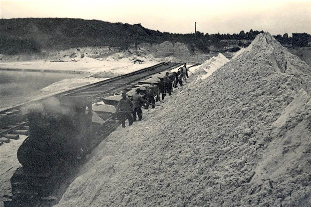 Quarzwerke betreiben seit 100 Jahren Tagebau in Sythen Der Grubenbetrieb Haltern in den 1930er-Jahren: Der vom Bagger aufgeworfene Sand wird in die Loren geschaufelt. Links ist der Förderteich zu sehen.