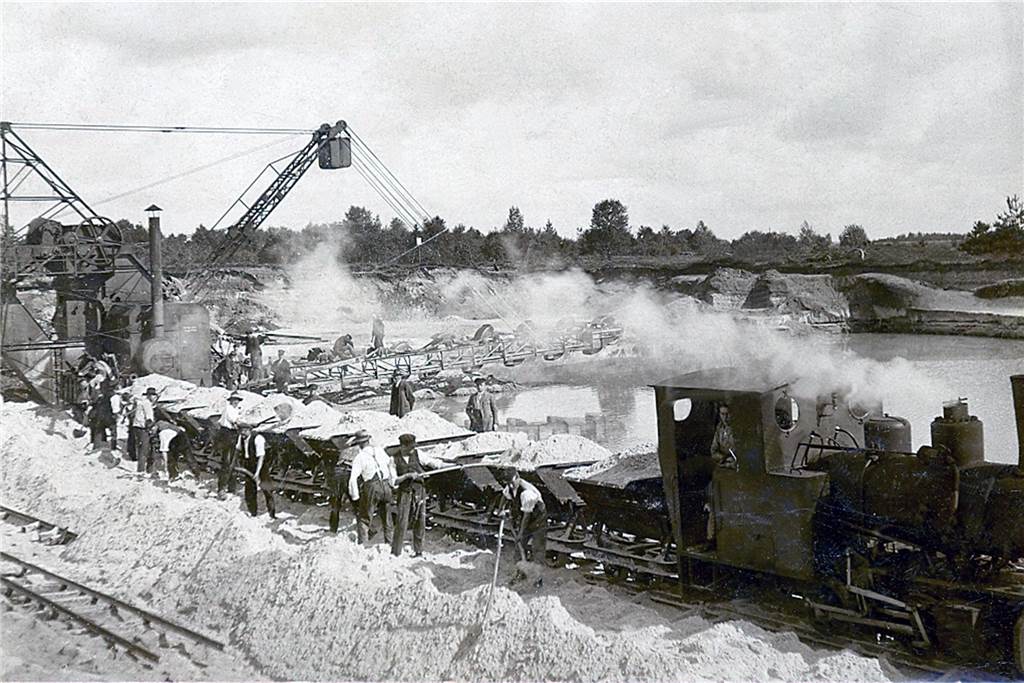 Quarzwerke betreiben seit 100 Jahren Tagebau in Sythen Der Grubenbetrieb in Haltern um 1925: Im Hintergrund ist der Gewinnungsteich zu sehen, links ein Dampfeimerkettenbagger. Vorne schaufeln Arbeiter den Sand in die Waggons der Schmalspurbahn.