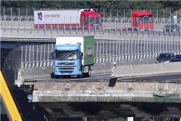 Der grün-blaue Lastwagen ist zum Symbol des verheerenden Einsturzes der Morandi-Brücke in Genua geworden. Foto: Antonio Calanni/AP