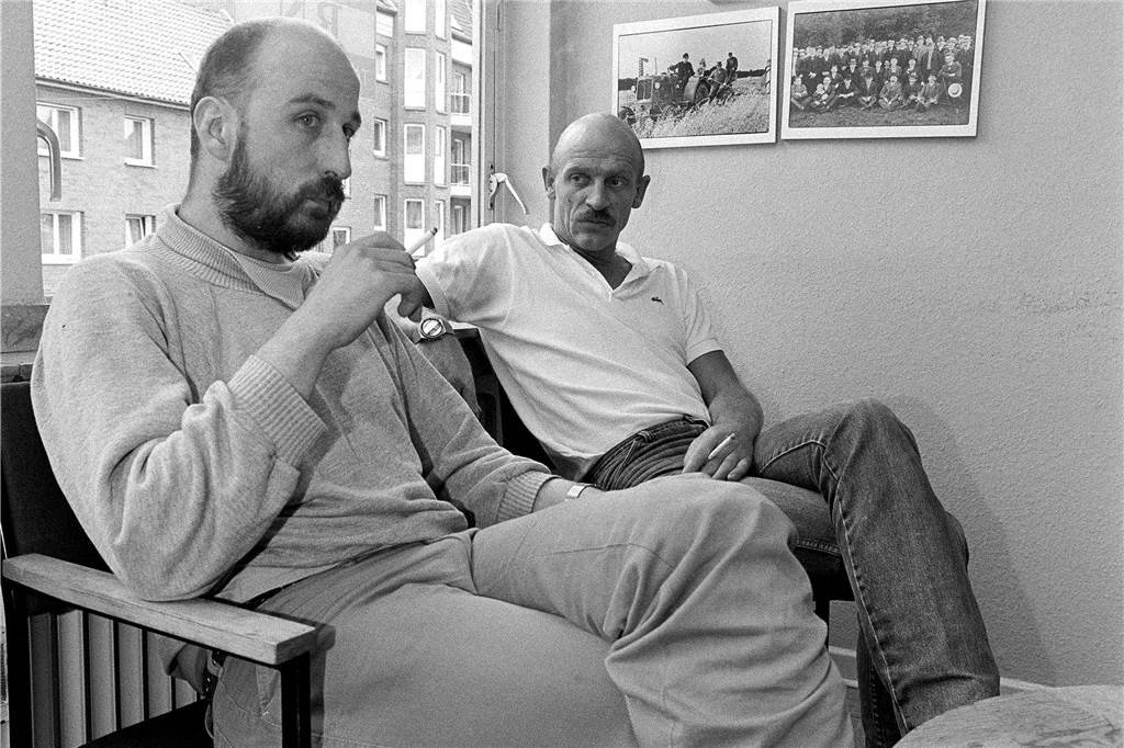 Der Gründer des Theater-Pathologischen Instituts Roland Reber (l.) und Schauspieler Joe Bausch waren in den damaligen Redaktionsräumen der Ruhr Nachrichten zu Gast.