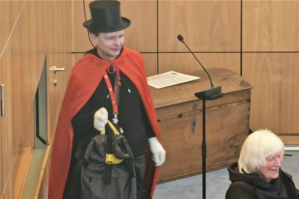 Altweiber und Karneval im Rat: Politiker debattieren über den Haushalt Der Grünen Ratsherr Bert Wagener musste aus dem Karneval direkt in die Ratssitzung, keine Zeit das Kostüm abzulegen.