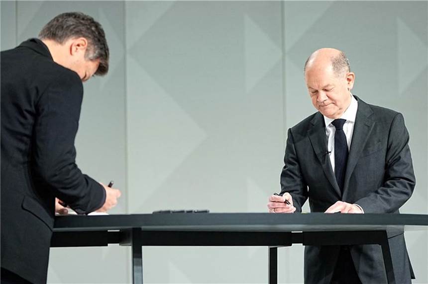 Koalitionsvertrag steht - Scholz spricht über Herausforderungen und Weg aus Corona-Krise Der Grünen-Vorsitzende Robert Habeck (l.) und der neue Kanzler Olaf Scholz (SPD) setzen ihre Unterschriften unter den Koalitionsvertrag.