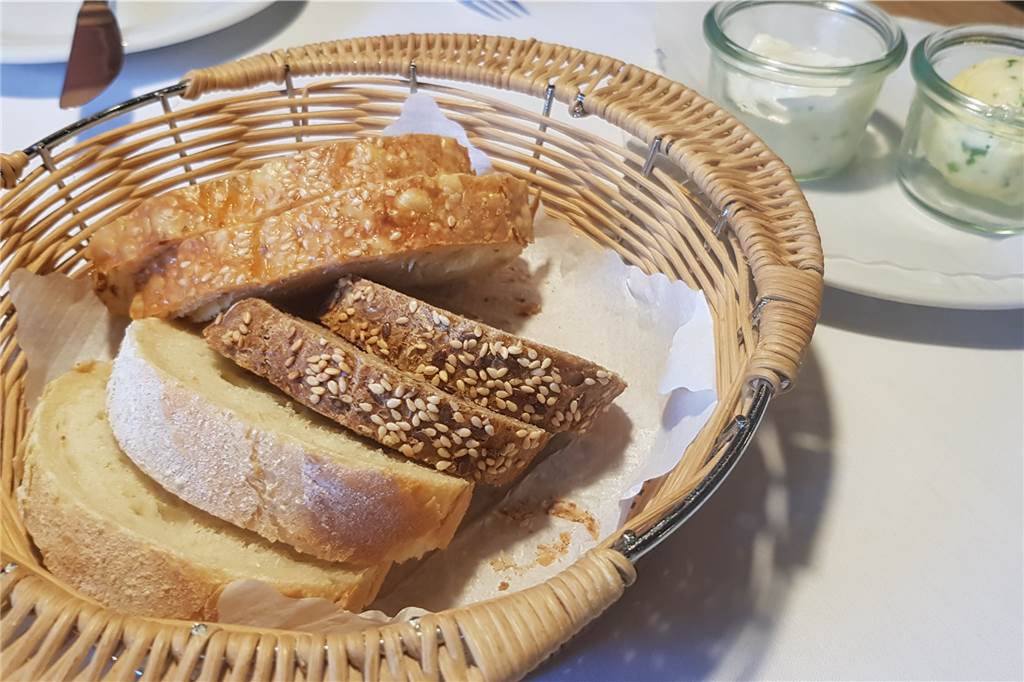 Das Restaurant Kloppendiek in Zwillbrock ist einen (Fahrrad-)Ausflug wert Der Gruß aus der Küche: Dreierlei Brot mit Quark und Butter.