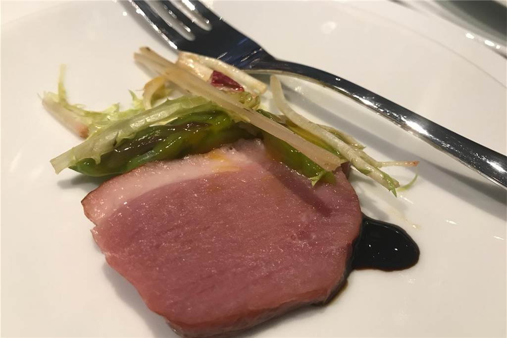 Das Haus Goldschmieding bietet familienfreundliche Küche an - und richtig gute Preise Der Gruß aus der Küche im Haus Goldschmieding beim Restaurant-Check: geräucherte Entenbrust mit grünem Spargel.