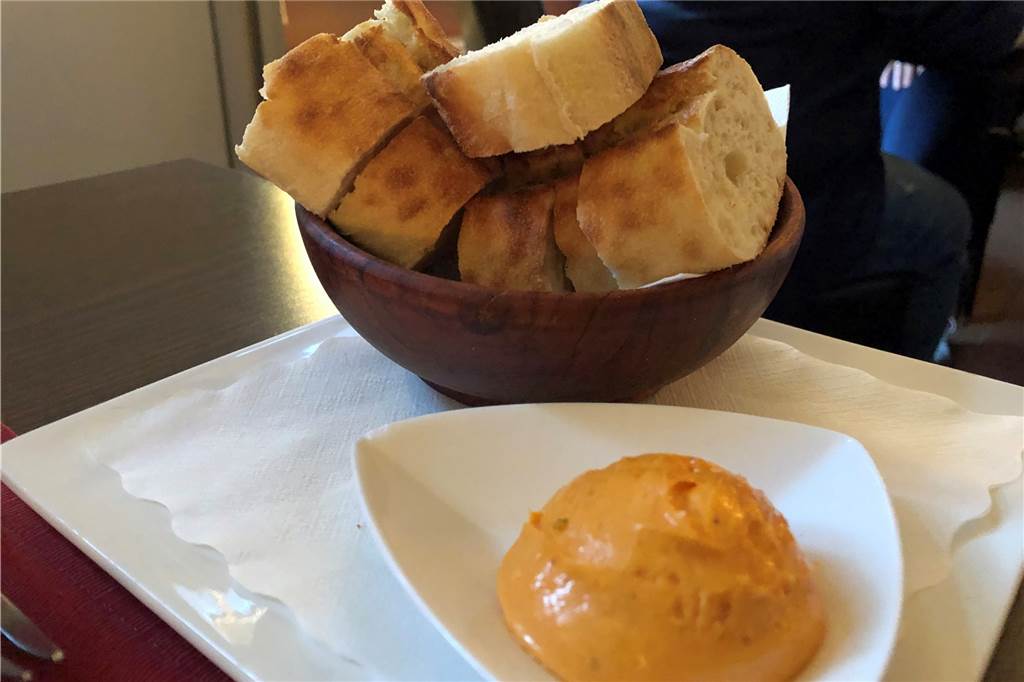 Im Restaurant da Fabio werden in netter Atmosphäre Klassiker ungewöhnlich in Szene gesetzt Der Gruß aus der Küche ist einfach, aber lecker. Die Baguettescheiben sind im Steinofen aufgebacken worden, die Aufstrich hat eine leichte Tomatennote und ist total fluffig.