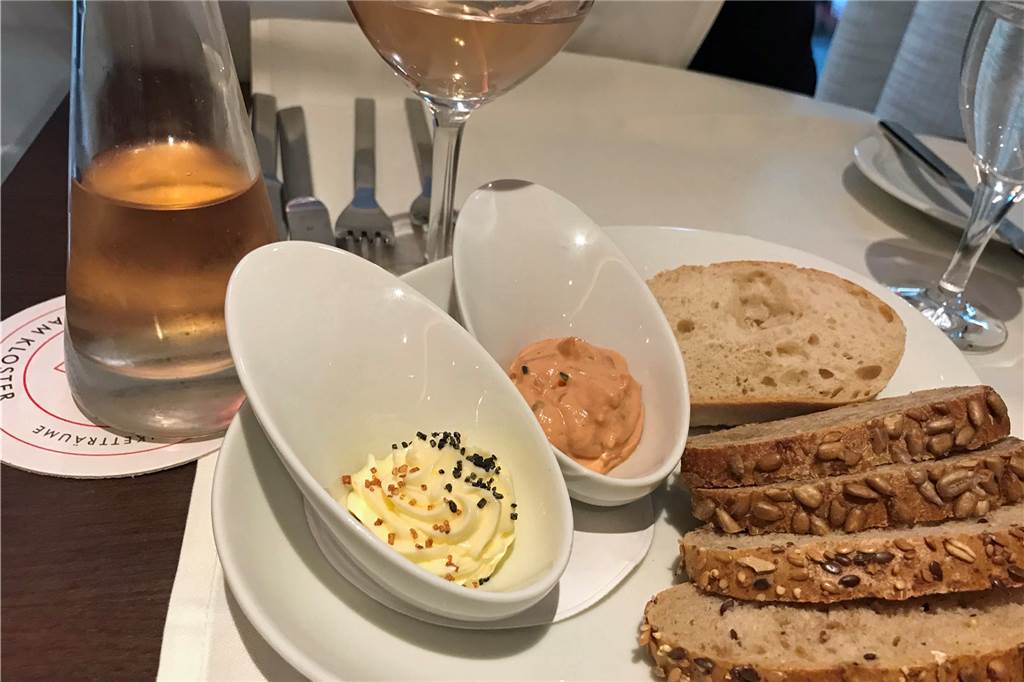 Der Gruß aus der Küche lieferte aufgeschlagene Butter und Auberginen-Tomaten-Dip mit Brot.