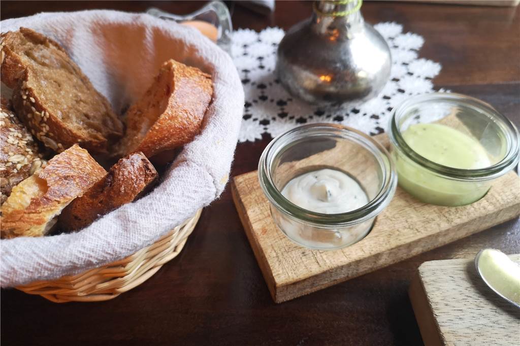 Haus Hölter überzeugt mit Kanalblick, gehobener Küche und gemütlichem Ambiente Der Gruß aus der Küche: zweierlei Brot mit zweierlei Dips.