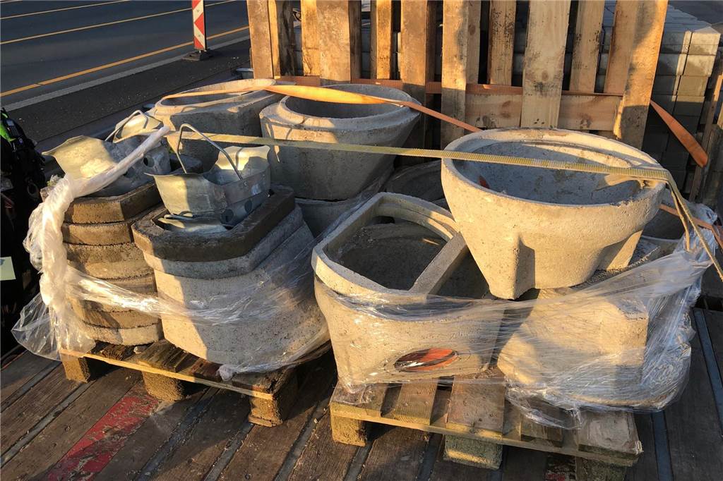 Polizei stoppt Lkw wegen ungesicherter Ladung Der Gurt hätte nicht geholfen. Diese Ladung wäre bei einem Unfall einfach durch die Luft geworfen worden.