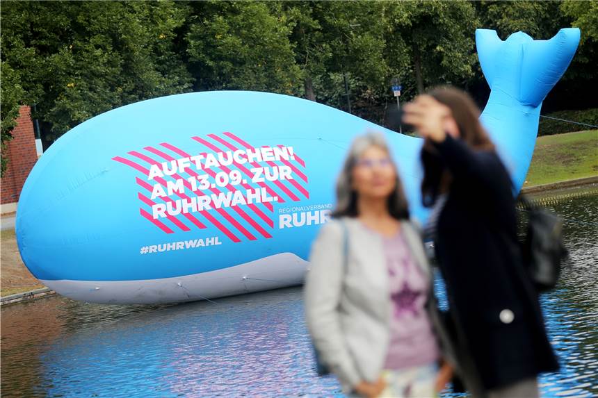 Bürger in NRW wählen erstmals das Ruhrparlament – Was Wähler jetzt wissen müssen Der gut zehn Meter große aufblasbaren Wahl mit der Aufschrift "Auftauchen - am 13.09. zur Ruhrwahl" schwimmt derzeit in den Gewässern der Region und wirbt für die Wahl des Ruhrparlamentes.