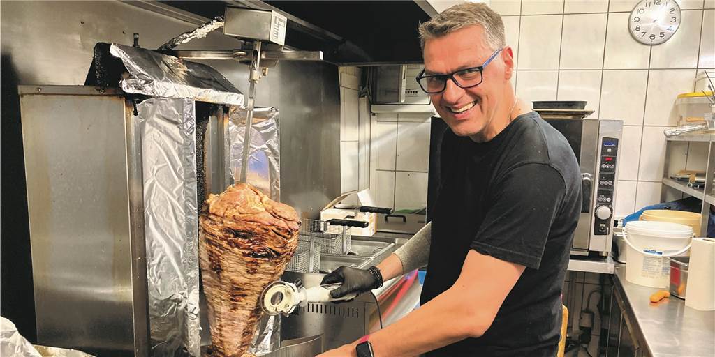 Chefkoch atmet auf: Küche des Restaurants „Inos“ am Hebewerk darf wieder öffnen Chefkoch Vaso Papastergiou am Gyros-Spieß