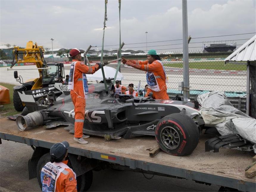 Loser Gully-Deckel beendet Malaysia-Training Der Haas-Bolide von Romain Grosjean musste nach dem Unfall abgeschleppt werden. Foto: Thomas Lam