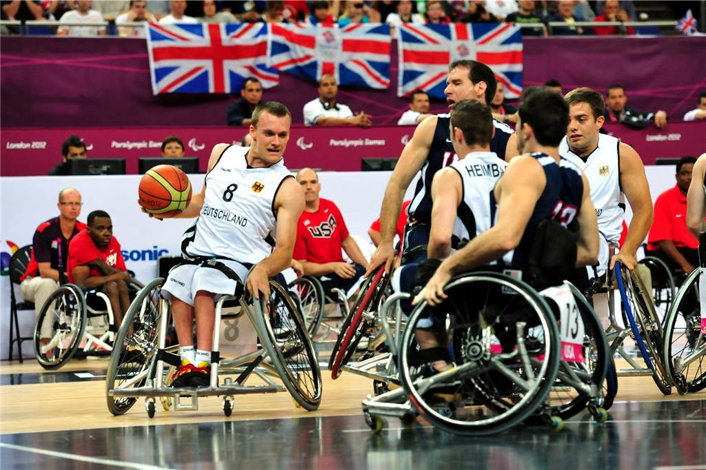 Aus für Olympia und Champions League - Castrop-Rauxeler ist trotz Pandemie glücklich Der Habinghorster Rollstuhlbasketballer (am Ball) hat vor der Corona-Pandemie an drei Paralympics teilgenommen: 2008 in Peking, 2012 in London sowie 2016 in Rio de Janeiro.