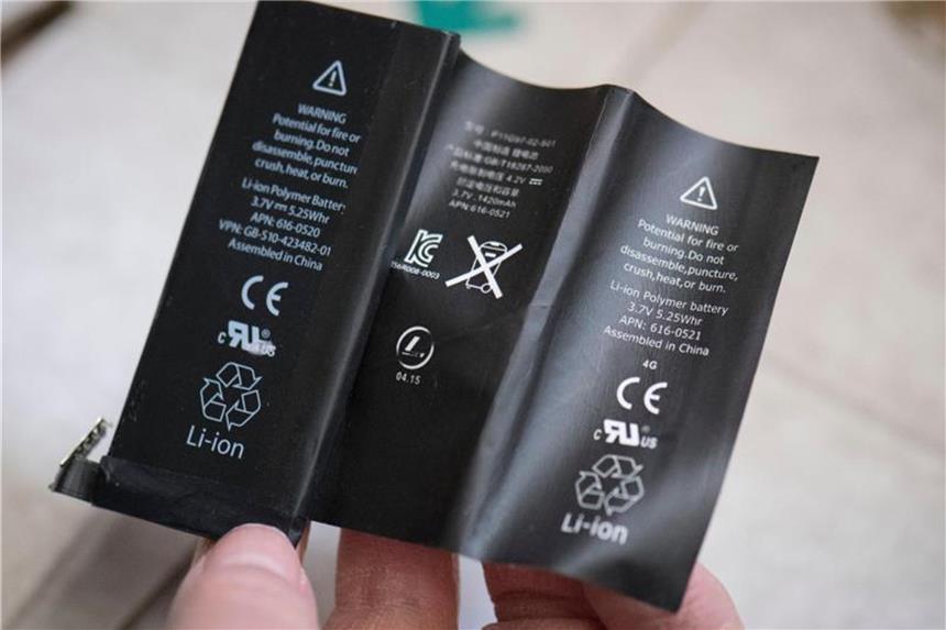 Zoll stellt gefälschtes Handyzubehör sicher Der hält nicht lange: Ein vom Zoll sichergestellter gefälschter Handy-Akku. Foto: Boris Roessler