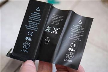 Der hält nicht lange: Ein vom Zoll sichergestellter gefälschter Handy-Akku. Foto: Boris Roessler