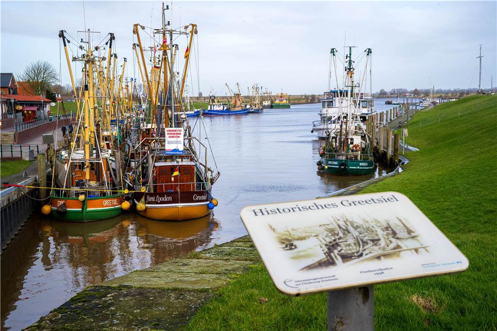Von Dortmund ans Meer mit 49-Euro-Ticket: In unter fünf Stunden Krabbenkutter liegen im Hafenvon Greetsiel.
