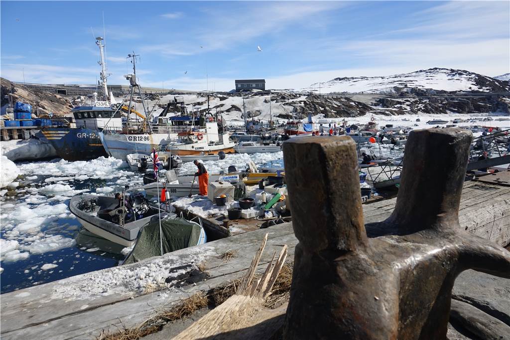 Wo der Klimawandel eine Chance ist: Grönland zwischen Schmelze und Machtspielen Der Hafen von in Ilulissat (Grönland)