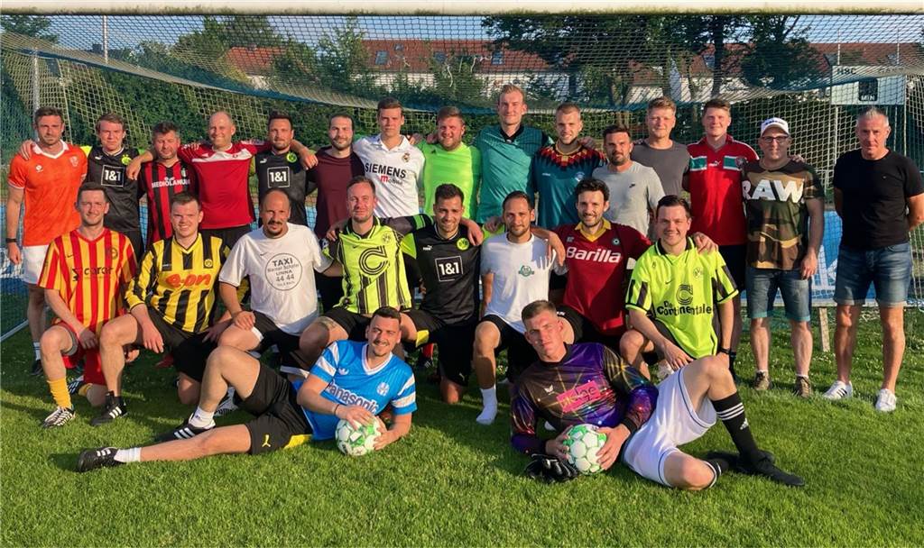 Holzwickeder SC: Fünfte Mannschaft rasiert am 1. Spieltag und weckt Erinnerungen an die „Joboxers“ Der halbe Kader der fünften Mannschaft des Holzwickeder SC.