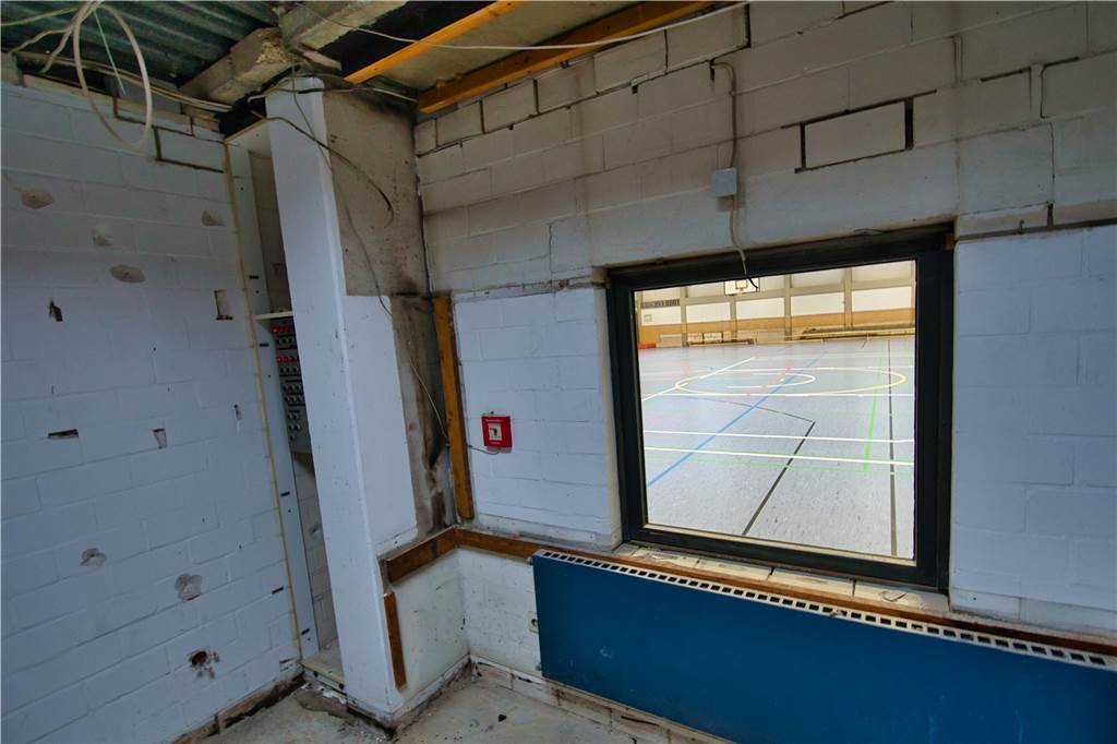 Die ASG-Sporthalle wird durch Überraschungsfund zum Millionen-Projekt Der Hallenboden der ASG-Halle ist bereits fertig. Derzeit werden die Umkleidekabinen und der Regieraum renoviert und sind im Rohbau.