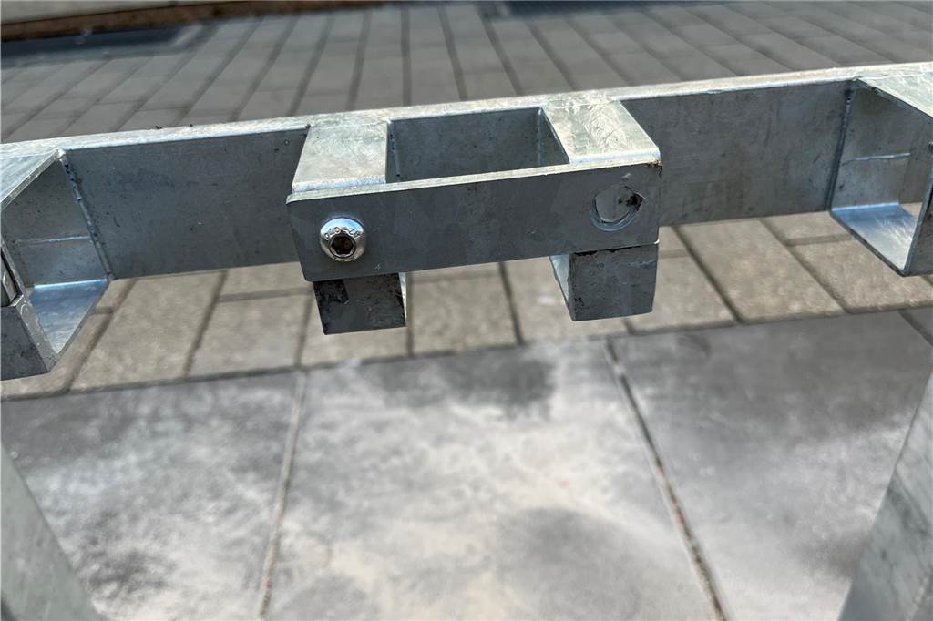 Stadt installiert Abstellbügel für E-Scooter an mehreren Orten Der Hals des E-Rollers wird in die Kerbe geschoben und kann dann mit einem Vorhängeschloss „eingesperrt“ werden.