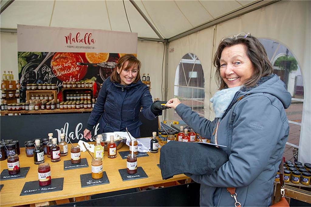 Gänsemarkt in Haltern hat viel Tradition: „Ein voller Erfolg für alle“ Zwei Frauen stehen an einem Marmeladen-Stand