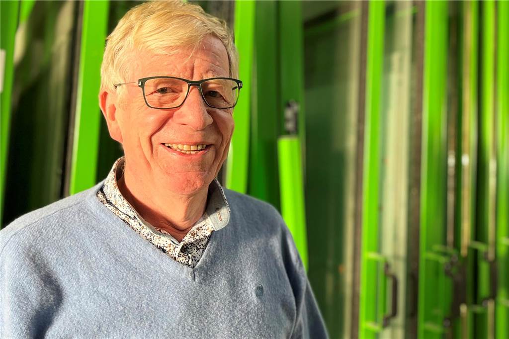 Handwerker mit Visionen: Goldener Meisterbrief für Hermann Fimpeler Hermann Fimpeler steht in seinem Betrieb und lacht in die Kamera.