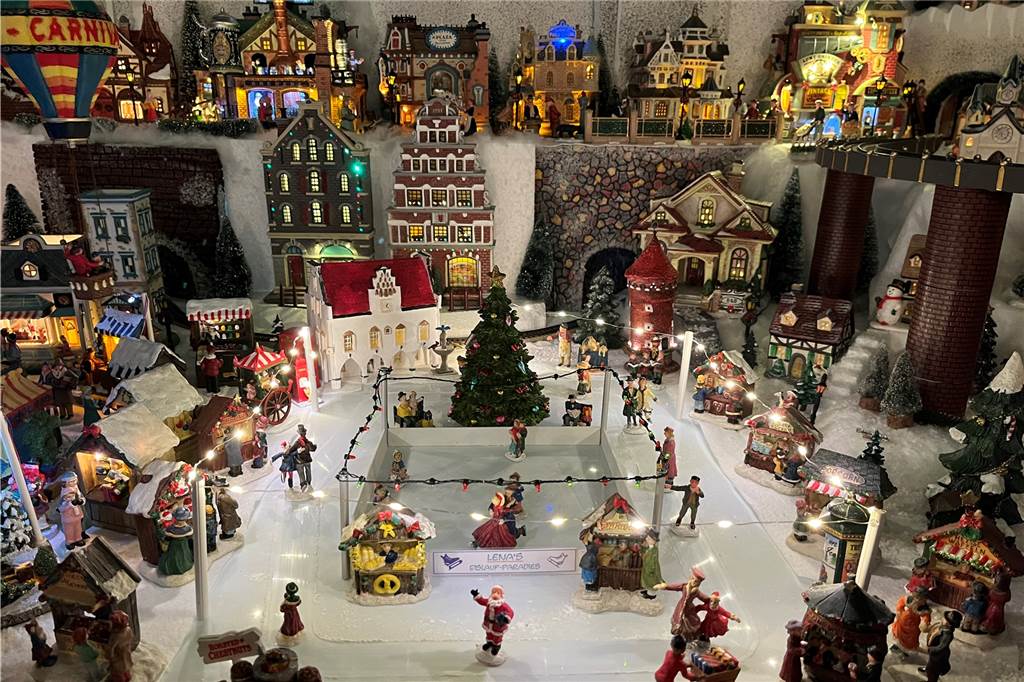 Tanja und Guido Hartmann holen Haltern und den Nordpol in ihre Hütte Der Halterner Markt mit Altem Rathaus, Schlittschuhbahn und Siebenteufelsturm.