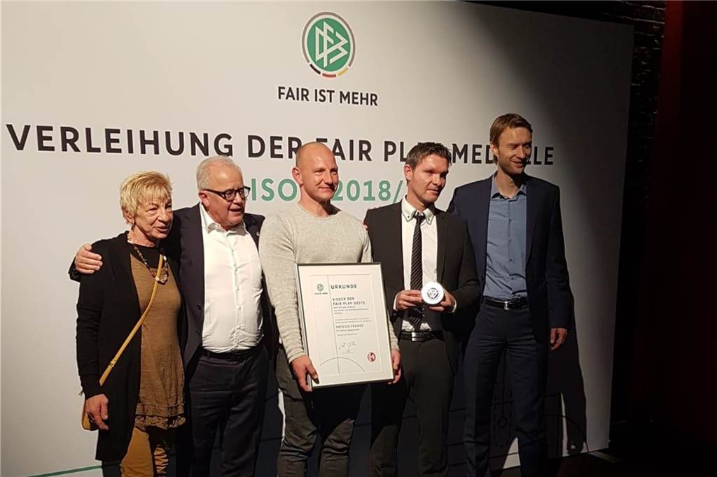Torwart aus Haltern erhält Fair-Play-Urkunde vom DFB Der Halterner Torwart Patrick Franke (3.v.l.) bei der DFB-Verleihung