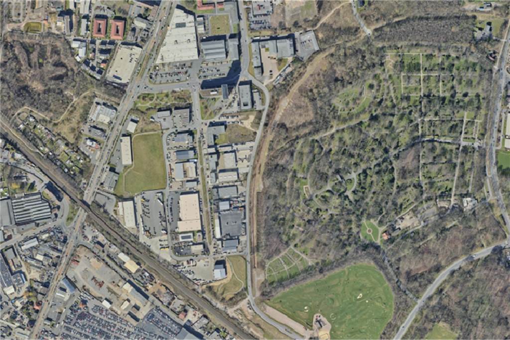 Der Hammerkopfturm der Zeche Minister Stein steht heute immer noch auf dem Gelände. Auf dem Luftbild von 2021 ist gut zu erkennen, wie in den vergangenen Jahren entlang der Minister-Stein-Allee der Service- und Gewerbepark entstanden ist. Auch die Fußballgolfanlage ist am unteren Rand zu sehen.