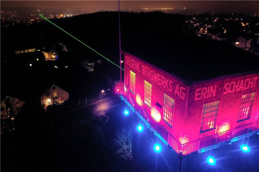 Am Samstag geht in Castrop-Rauxel für eine Stunde das Licht aus Der Hammerkopfturm ist beleuchtet, das Foto zeigt das Wahrzeichen bei der Grüner-Laser-Aktion. Für eine Stunde geht am Samstag das Licht aus.