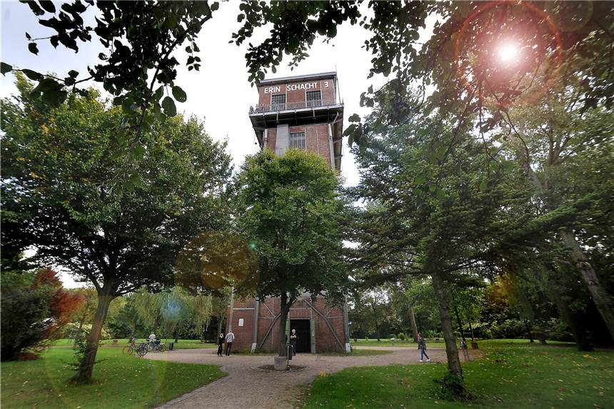 Rundwanderung mit Ausblick und Einblick: So grün ist Castrop-Rauxel Der Hammerkopfturm mit dem Keltischen Baumkreis ringsum
