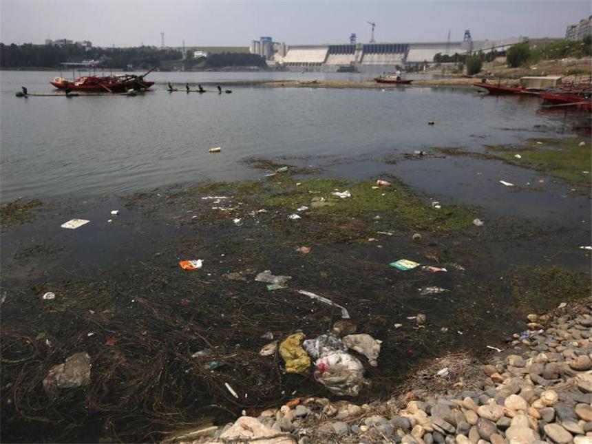 Chinas Wasser ist massiv verschmutzt Der Han Jiang - einer der längsten Nebenflüsse des chinesischen Flusses Jangtsekiang - ist extrem verschmutzt. Um viele chinesische Gewässer ist es extrem schlecht bestellt. Naturschützer schlagen Alarm. Foto: How Hwee Young/Archiv