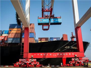 Der Handelsüberschuss stieg auf umgerechent 55,16 Milliarden Euro. Foto: Ole Spata