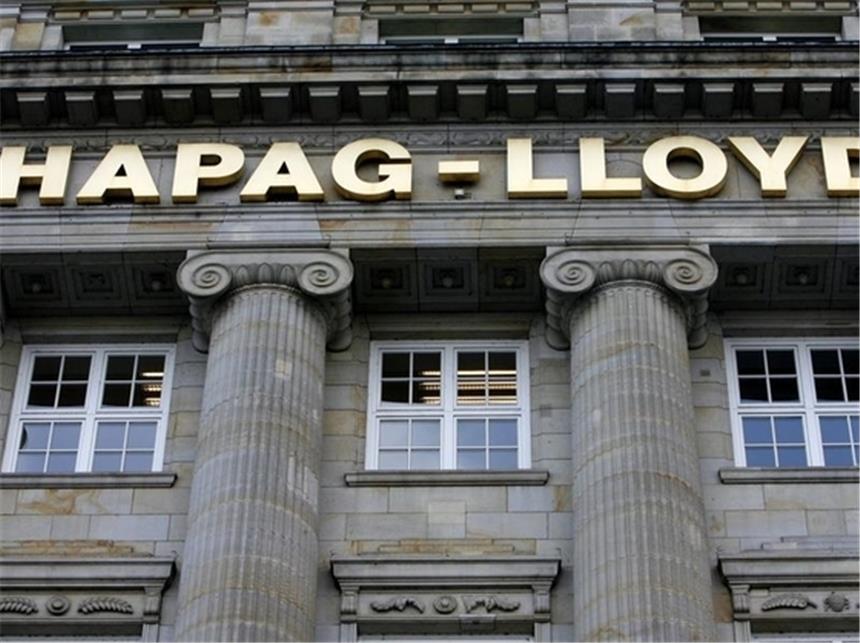 Der Hapag-Lloyd-Schriftzug hängt am Hapag-Lloyd-Stammsitz am Ballindamm in Hamburg (Archivfoto).