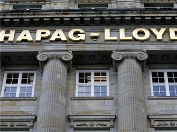 Der Hapag-Lloyd-Schriftzug hängt am Hapag-Lloyd-Stammsitz am Ballindamm in Hamburg (Archivfoto).
