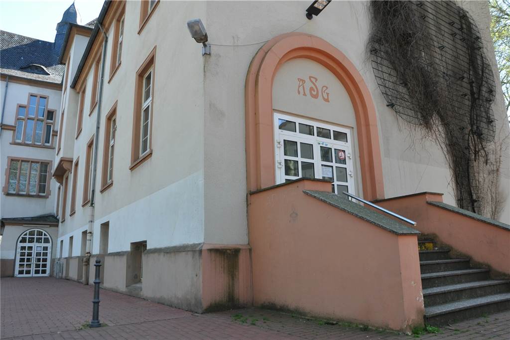 Schulleiter Höck über den heiklen Neustart in NRW in der Corona-Krise Der Haupteingang am Oberstufengebäude des ASG. Durch diese Tür gehen die Schüler in das Gebäude, der Ausgang liegt an der anderen Gebäude-Seite.