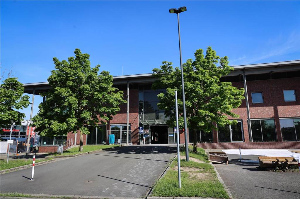 Viele Fotos aus dem Ex-Real in Eving: So sieht es im Geister-Kaufhaus aus Der Haupteingang des Ex-Reals an der Deutschen Straße.