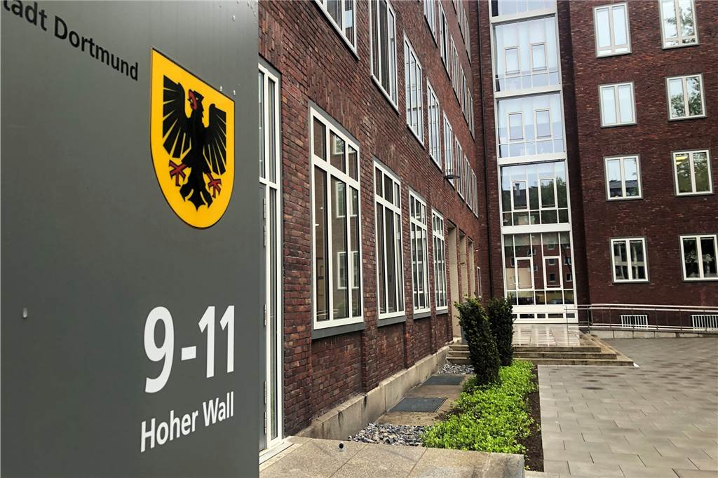Der Haupteingang zum Gesundheitsamt am Hohen Wall. Anwohner wollen, daass Drogenkonsumenten über diese Seite den Zugang zum Drogenkonsumraum nehmen.