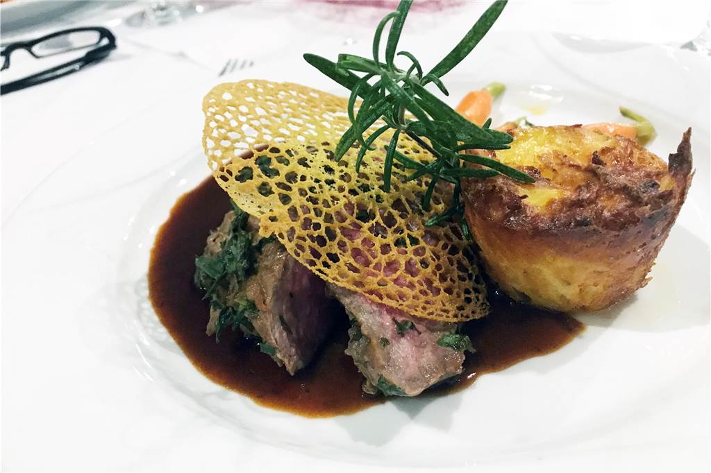 Westfälisch genießen geht auch ohne Zwiebelfleisch und Herrencreme Der Hauptgang bestand aus Tranchen vom Münsterländer Kalbsfilet, Potthucke und glacierten Möhrchen.