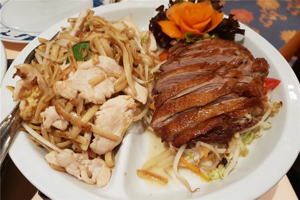 Das China-Restaurant Jade überzeugt mit knuspriger Ente, Erdnuss-Soßen und gebackenem Eis Der Hauptgang mit gebratenen Nudeln mit Hühnerfleisch und Ente nach Hong Kong Art.