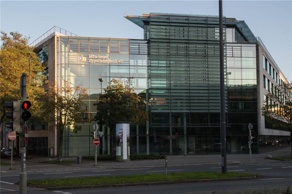 Betrüger kaufte Haus mit falscher Identität: Unbekannter ergaunert 260.000 Euro Der Hauptsitz der Münchener Hypothekenbank in der bayerischen Landeshauptstadt.